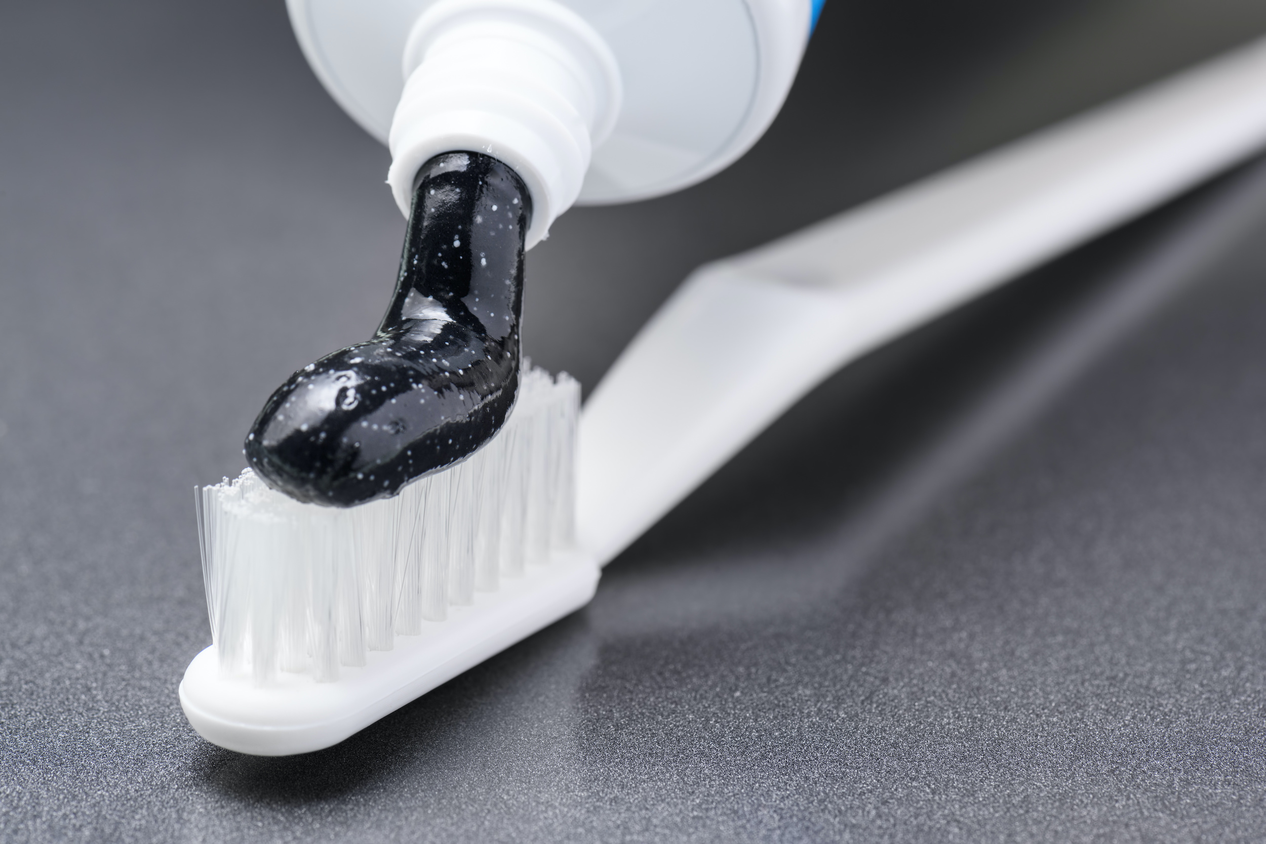 Le charbon végétal blanchit les dents en surface, mais au prix de nombreux effets délétères. © efired, Adobe Stock